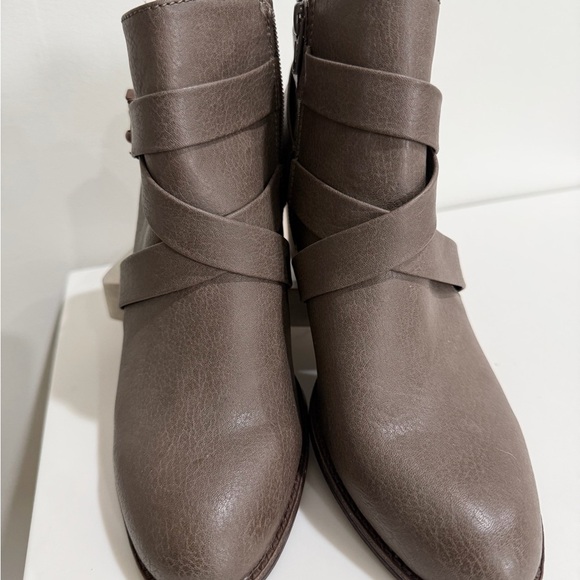 Eurosoft by Sofft Size 8 Women's Brown Strappy Faux Leather Booties Ankle - Picture 2 of 13